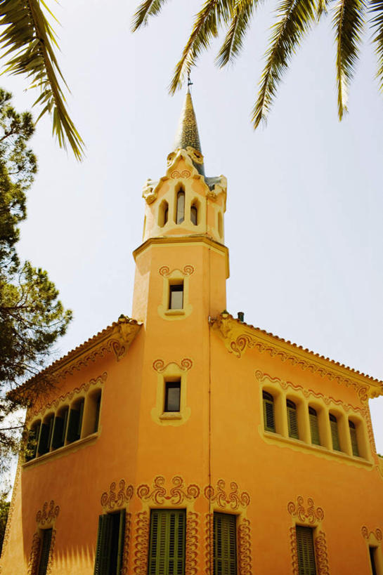 无人,家,竖图,室外,白天,仰视,度假,美景,植物,窗户,城市风光,城市,西班牙,欧洲,巴塞罗那,一排,许多,阴影,整齐,光线,影子,房屋,屋子,景观,娱乐,楼房,玻璃窗,住宅,树,树木,排列,蓝色,绿色,蓝天,天空,阳光,自然,天,享受,休闲,景色,放松,生长,晴朗,成长,队列,南欧,万里无云,首府,加泰罗尼亚,西班牙王国,晴空,晴空万里,彩图,低角度拍摄,房子