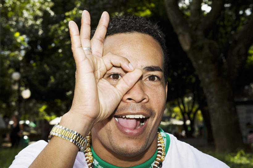 西方人,脸,头,脸颊,手,一个人,站,横图,室外,特写,白天,正面,满意,胜利,植物,项链,欧洲,欧洲人,仅一个男性,仅一个人,仅一个中年男性,一条,阴影,服装,朦胧,模糊,时间,光线,时钟,手表,影子,计时,注视,休闲装,肩膀,装饰品,树,树木,一个,衣服,绿色,阳光,自然,饰品,首饰,钟表,观察,看,手势,站着,休闲,手部,休闲服,表,同意,ok手势,服饰,生长,单个,成长,观看,单手,腕表,察看,关注,男人,男性,中年男性,白种人,头部,脸部,脸蛋,面部,钟,站立,半身,彩图,同意手势