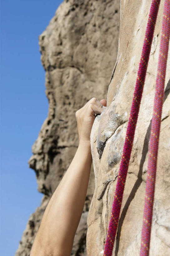 西方人,手,一个人,举,攀登,竖图,室外,特写,白天,仰视,锻炼,旅游,度假,探险,安全,运动,攀岩,石头,山,山脉,欧洲,欧洲人,仅一个男性,仅一个人,握,阴影,光线,石子,影子,山峰,带子,防护,山峦,娱乐,极限运动,仅一个年轻男性,红色,蓝色,蓝天,天空,阳光,安全带,绳子,群山,天,托,享受,休闲,手部,爬,放松,握着,晴朗,保护,单手,绳索,室外运动,保险,户外运动,万里无云,安全绳,保全,周全,安稳,安定,冒险,平安,体育,男人,男性,年轻男性,白种人,石块,岩石,晴空,晴空万里,登山,举起,举手,举着,攀爬,向上举,向上伸,向上托,半身,彩图,低角度拍摄,健身