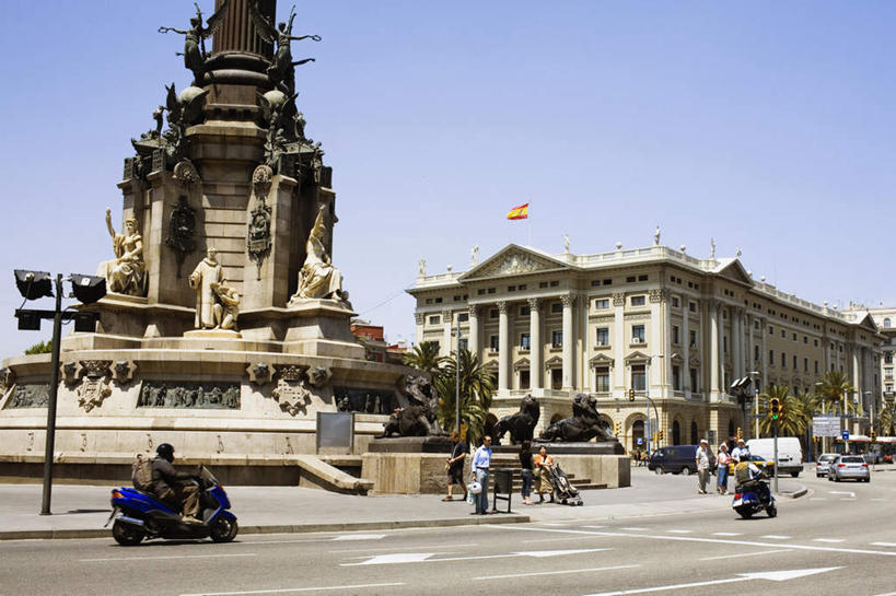 西方人,站,坐,走,横图,室外,白天,仰视,旅游,度假,标志建筑,道路,地标,建筑,路,路灯,人行横道,公路,摩托车,汽车,帽子,照明,雕塑,西班牙,欧洲,巴塞罗那,欧洲人,行人,游客,游人,阴影,服装,艺术,装饰,光线,包,雕刻,雕像,影子,人行道,灯光,交通,许多人,旅行包,注视,休闲装,娱乐,建设,路人,旅客,车,灯,骑,衣服,蓝色,蓝天,天空,阳光,背包,遮阳帽,工艺品,交通工具,轿车,天,观察,看,站着,一群人,骑车,享受,休闲,休闲服,旅游胜地,放松,服饰,晴朗,观看,纪念,照亮,美术,察看,照明设备,关注,南欧,载具,主题,人行横道线,陈列,万里无云,首府,加泰罗尼亚,西班牙王国,功能,美学,旅游包,哥伦布,航海家,探险家,过客,男人,男性,女人,女性,中年男性,中年女性,白种人,晴空,晴空万里,斑马线,马路,步行,散步,站立,走路,坐着,彩图,低角度拍摄,全身,克里斯托弗.哥伦布,双肩包