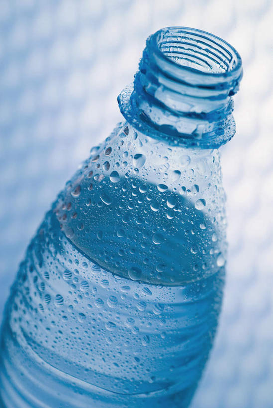 无人,竖图,室内,特写,白天,正面,水,阴影,朦胧,模糊,反射,液体,影子,饮用水,泡泡,瓶子,塑料制品,矿泉水,塑料瓶,摄影,影棚,一瓶,蒸馏水,彩图,影棚拍摄,拍摄