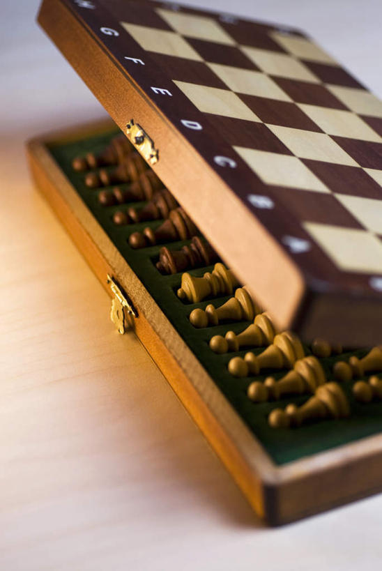 无人,竖图,俯视,室内,特写,白天,白色背景,游戏,快乐,比赛,竞争,静物,阴影,反射,影子,玩,娱乐,一个,象棋,休闲,棋盘,国际象棋,益智,摄影,影棚,单个,活动,发泄,消遣,智力,宣泄,玩耍,嬉戏,彩图,高角度拍摄,影棚拍摄,拍摄