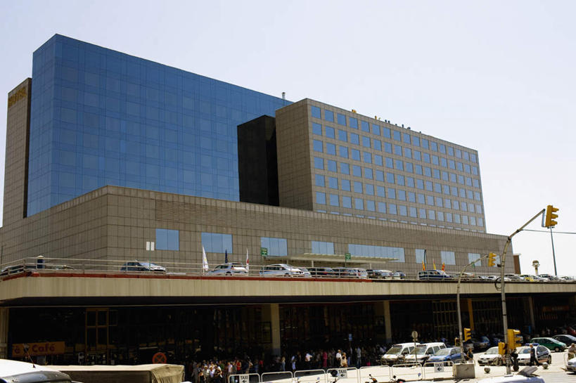 西方人,高楼大厦,站,走,横图,室外,白天,仰视,度假,美景,城市风光,城市,大厦,道路,建筑,路,路灯,摩天大楼,公路,汽车,照明,西班牙,欧洲,巴塞罗那,欧洲人,许多,行人,游客,游人,阴影,服装,光线,影子,景观,灯光,交通,许多人,注视,休闲装,娱乐,路人,旅客,车,灯,衣服,蓝色,蓝天,天空,阳光,交通工具,轿车,天,观察,看,站着,一群人,享受,休闲,休闲服,景色,放松,服饰,晴朗,观看,照亮,察看,照明设备,关注,南欧,载具,万里无云,首府,加泰罗尼亚,西班牙王国,过客,男人,男性,女人,女性,中年男性,中年女性,白种人,晴空,晴空万里,马路,步行,散步,站立,走路,半身,彩图,低角度拍摄,大楼,高层建筑,高楼,摩天楼