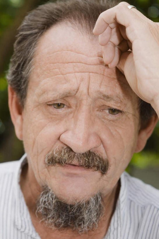 西方人,脸,头,脸颊,手,胡须,一个人,举,竖图,室外,特写,白天,正面,欧洲,欧洲人,仅一个男性,仅一个人,撑,阴影,服装,朦胧,模糊,光线,影子,注视,休闲装,肩膀,衣服,阳光,观察,看,托,仅一个老年男性,休闲,手部,休闲服,服饰,观看,单手,察看,撑着,关注,担心,老年男性,男人,男性,白种人,山羊胡,头部,胡子,脸部,脸蛋,面部,举起,举手,举着,向上举,向上伸,向上托,半身,彩图