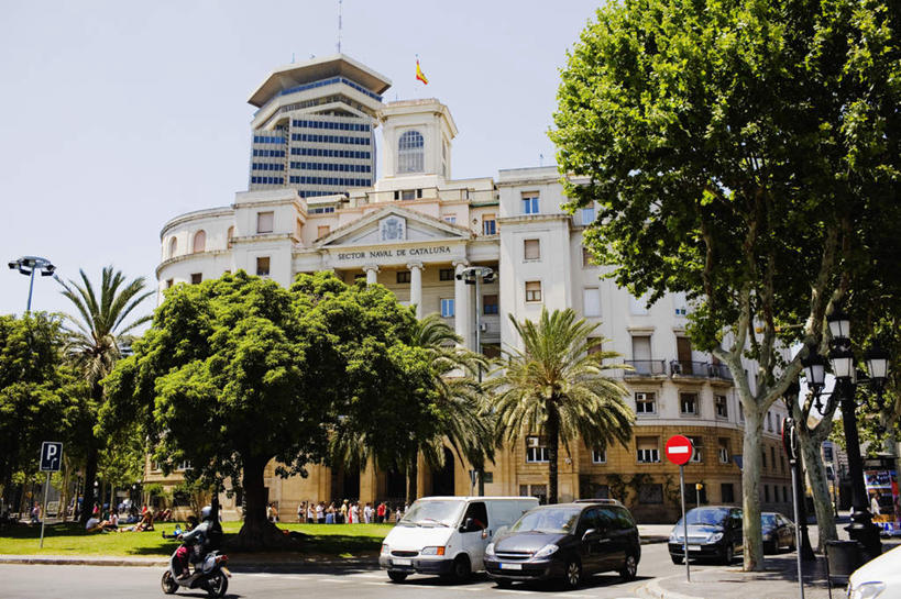 高楼大厦,站,走,横图,室外,白天,正面,度假,美景,植物,城市风光,城市,大厦,道路,建筑,路,摩天大楼,公路,摩托车,汽车,帽子,西班牙,欧洲,巴塞罗那,行人,游客,游人,阴影,服装,光线,头盔,影子,景观,交通,许多人,警告,注视,休闲装,娱乐,路人,旅客,车,树,树木,骑,衣服,蓝色,绿色,蓝天,天空,阳光,自然,安全帽,交通工具,轿车,天,观察,看,站着,一群人,骑车,享受,休闲,休闲服,景色,放松,警示,服饰,生长,晴朗,成长,观看,禁止,提醒,察看,关注,南欧,提示,限制,载具,万里无云,首府,加泰罗尼亚,西班牙王国,过客,危险,男人,男性,女人,女性,中年男性,中年女性,晴空,晴空万里,马路,步行,散步,站立,走路,彩图,全身,大楼,高层建筑,高楼,摩天楼