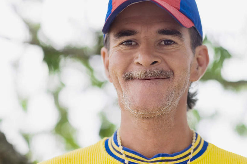 西方人,脸,头,脸颊,一个人,站,笑,微笑,横图,室外,特写,白天,正面,森林,树林,植物,帽子,欧洲,欧洲人,仅一个男性,仅一个人,阴影,服装,朦胧,模糊,光线,影子,注视,休闲装,运动帽,肩膀,树,树木,衣服,黄色,绿色,阳光,自然,观察,看,站着,仅一个老年男性,休闲,休闲服,鸭舌帽,服饰,生长,成长,观看,察看,关注,一顶,老年男性,男人,男性,白种人,头部,脸部,脸蛋,面部,站立,半身,彩图