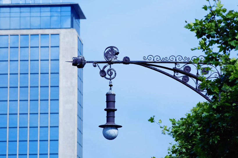 无人,高楼大厦,横图,室外,白天,仰视,度假,美景,植物,窗户,落地窗,城市风光,城市,大厦,建筑,路灯,摩天大楼,照明,西班牙,欧洲,巴塞罗那,一排,许多,阴影,花纹,整齐,装饰,光线,影子,景观,灯光,娱乐,玻璃窗,灯,树,树木,排列,蓝色,绿色,蓝天,天空,阳光,自然,天,享受,休闲,景色,放松,生长,晴朗,成长,华丽,修饰,照亮,点缀,照明设备,队列,南欧,玻璃幕墙,万里无云,首府,加泰罗尼亚,西班牙王国,衬托,美观,雅致,雅观,晴空,晴空万里,彩图,低角度拍摄,大楼,高层建筑,高楼,摩天楼