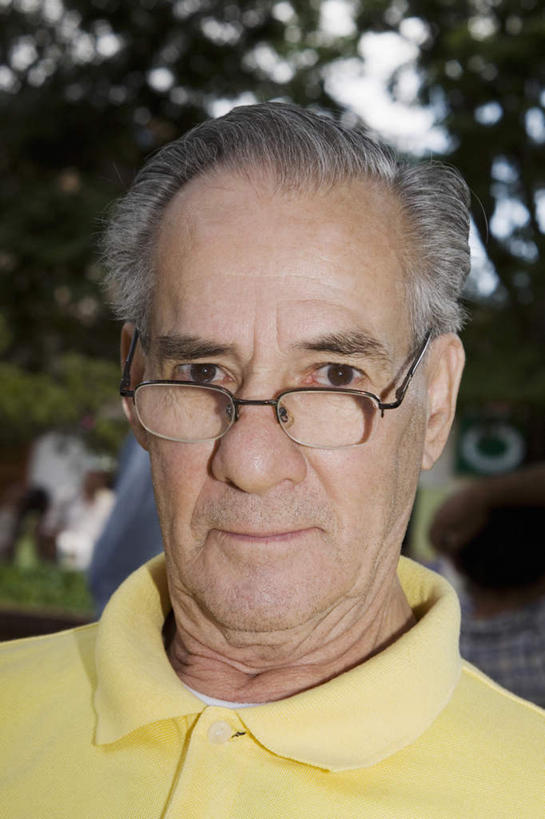 西方人,脸,头,脸颊,一个人,站,竖图,室外,特写,白天,正面,植物,欧洲,欧洲人,仅一个男性,仅一个人,阴影,服装,朦胧,模糊,光线,影子,注视,休闲装,肩膀,树,树木,衣服,黄色,绿色,阳光,自然,观察,看,站着,仅一个老年男性,休闲,休闲服,服饰,生长,成长,观看,察看,关注,老年男性,男人,男性,白种人,头部,脸部,脸蛋,面部,站立,半身,彩图