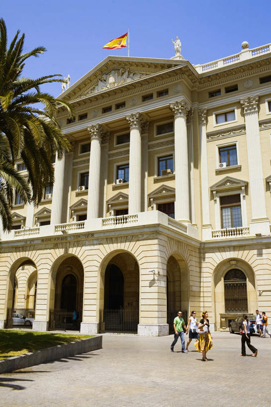 走,竖图,室外,白天,仰视,度假,美景,植物,窗户,城市风光,城市,棕榈树,旗帜,国旗,叶子,西班牙,欧洲,巴塞罗那,一排,许多,行人,游客,游人,阴影,服装,整齐,光线,包,影子,景观,绿叶,许多人,旅行包,注视,休闲装,娱乐,路人,旅客,玻璃窗,树,树木,排列,衣服,蓝色,绿色,蓝天,天空,阳光,自然,背包,天,观察,看,一群人,享受,休闲,休闲服,嫩叶,景色,放松,服饰,生长,晴朗,成长,观看,察看,队列,关注,南欧,棕榈叶,万里无云,首府,加泰罗尼亚,西班牙王国,旅游包,过客,男人,男性,女人,女性,中年男性,中年女性,叶,叶片,旗,晴空,晴空万里,步行,散步,走路,彩图,低角度拍摄,全身,双肩包