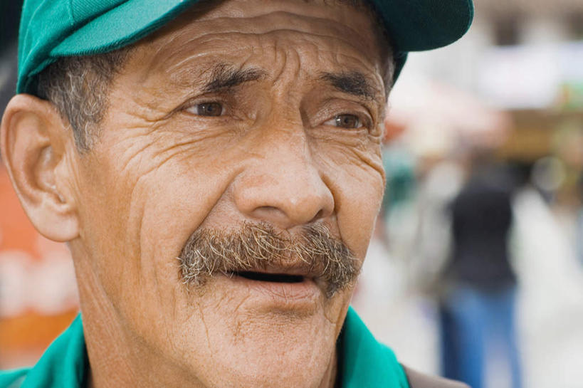 西方人,脸,头,脸颊,胡须,一个人,横图,室外,特写,白天,正面,帽子,欧洲,欧洲人,仅一个男性,仅一个人,阴影,朦胧,模糊,光线,影子,注视,运动帽,肩膀,阳光,观察,看,仅一个老年男性,鸭舌帽,观看,察看,关注,一顶,老年男性,男人,男性,白种人,头部,胡子,小胡子,脸部,脸蛋,面部,半身,彩图