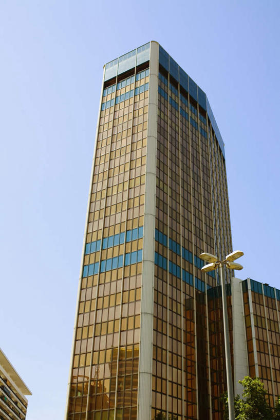 无人,高楼大厦,竖图,室外,白天,仰视,度假,办公楼,美景,窗户,落地窗,城市风光,城市,大厦,建筑,路灯,摩天大楼,写字楼,照明,西班牙,欧洲,巴塞罗那,一排,许多,阴影,整齐,光线,影子,景观,灯光,娱乐,玻璃窗,灯,排列,蓝色,蓝天,天空,阳光,楼宇,天,享受,休闲,商务楼,景色,放松,晴朗,照亮,照明设备,队列,南欧,万里无云,首府,加泰罗尼亚,西班牙王国,晴空,晴空万里,彩图,低角度拍摄,大楼,高层建筑,高楼,摩天楼