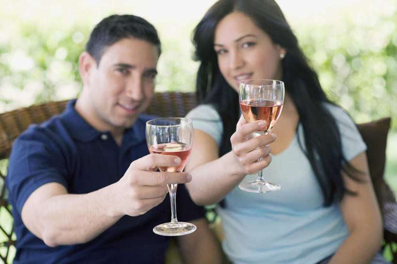 红酒,葡萄酒,西方人,两个人,坐,举,笑,微笑,露齿笑,横图,室外,白天,正面,爱情,草地,草坪,植物,杯子,椅子,欧洲,欧洲人,握,阴影,服装,朦胧,模糊,光线,高脚杯,影子,红酒杯,酒类,浪漫,注视,休闲装,玻璃制品,酒,草,饮料,两个,衣服,绿色,阳光,酒杯,观察,看,托,休闲,温暖,温馨,休闲服,红葡萄酒,恩爱,握着,恋人,服饰,观看,和睦,察看,葡萄酒杯,关注,男人,男性,年轻女性,女人,女性,中年男性,白种人,情侣,玻璃杯,举起,举手,举着,向上举,向上伸,向上托,坐着,半身,彩图,伴侣,融洽