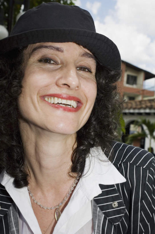 脸,头,脸颊,头发,家,站,笑,微笑,露齿笑,竖图,室外,特写,白天,正面,帽子,项链,一条,阴影,服装,光线,影子,房屋,屋子,云,云朵,公寓,棕色,云彩,注视,礼帽,洋房,楼房,肩膀,住宅,装饰品,衣服,蓝色,黑色,白云,蓝天,天空,阳光,饰品,首饰,天,观察,看,站着,服饰,晴朗,观看,察看,衣着,穿着,关注,一顶,衣饰,头部,长发,卷发,脸部,脸蛋,面部,晴空,站立,半身,彩图,房子