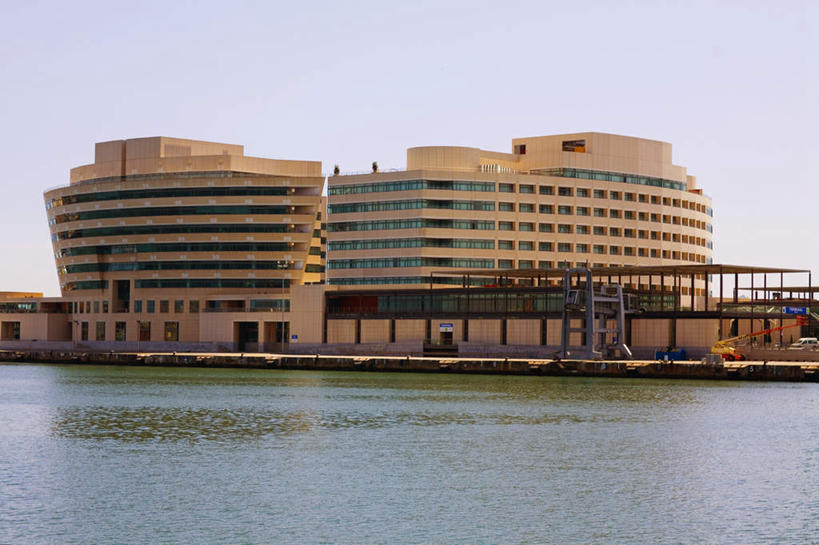 无人,家,横图,室外,白天,正面,度假,河流,美景,水,窗户,城市风光,城市,西班牙,欧洲,巴塞罗那,一排,许多,阴影,波纹,整齐,光线,影子,房屋,屋子,河水,景观,水流,公寓,涟漪,娱乐,洋房,楼房,玻璃窗,住宅,排列,蓝色,倒影,蓝天,水纹,天空,阳光,波浪,天,享受,休闲,景色,放松,晴朗,倒映,队列,南欧,万里无云,首府,加泰罗尼亚,水晕,西班牙王国,反照,晴空,晴空万里,彩图,房子