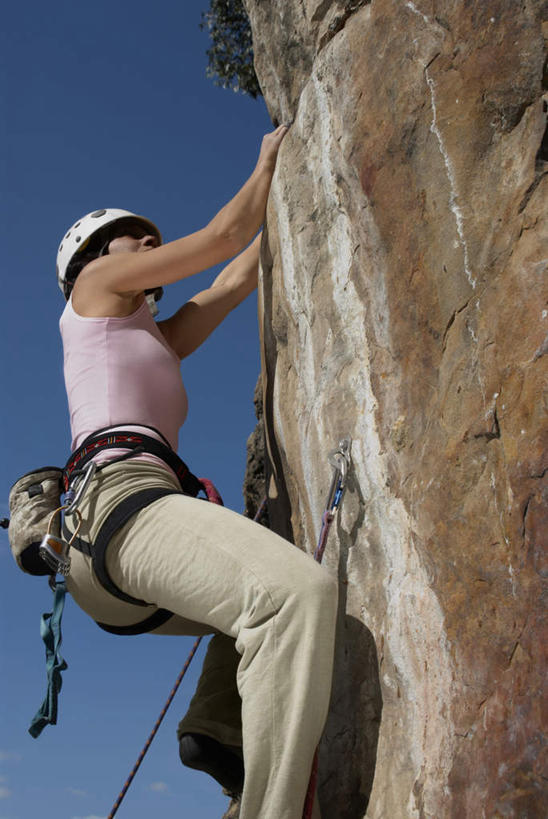 西方人,一个人,举,攀登,竖图,室外,白天,仰视,锻炼,旅游,度假,探险,安全,运动,攀岩,石头,山,山脉,帽子,欧洲,欧洲人,仅一个年轻女性,仅一个女性,仅一个人,握,阴影,服装,光线,石子,头盔,影子,山峰,带子,防护,山峦,注视,休闲装,娱乐,极限运动,衣服,蓝色,白色,蓝天,天空,阳光,安全带,安全帽,绳子,群山,天,观察,看,托,享受,休闲,休闲服,爬,放松,握着,服饰,晴朗,观看,保护,绳索,察看,关注,室外运动,保险,户外运动,万里无云,安全绳,保全,周全,安稳,安定,冒险,平安,体育,年轻女性,女人,女性,白种人,石块,岩石,晴空,晴空万里,登山,举起,举手,举着,攀爬,抬头,向上举,向上伸,向上托,仰头,半身,彩图,低角度拍摄,健身