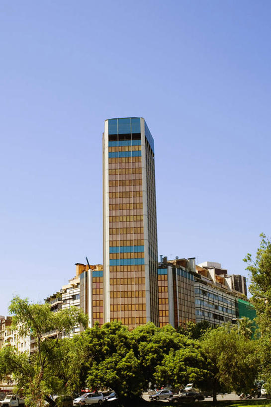 无人,高楼大厦,竖图,室外,白天,仰视,度假,美景,植物,城市风光,城市,大厦,建筑,摩天大楼,汽车,西班牙,欧洲,巴塞罗那,阴影,光线,影子,景观,娱乐,车,树,树木,蓝色,绿色,蓝天,天空,阳光,自然,交通工具,轿车,天,享受,休闲,景色,放松,生长,晴朗,成长,南欧,载具,万里无云,首府,加泰罗尼亚,西班牙王国,晴空,晴空万里,彩图,低角度拍摄,大楼,高层建筑,高楼,摩天楼