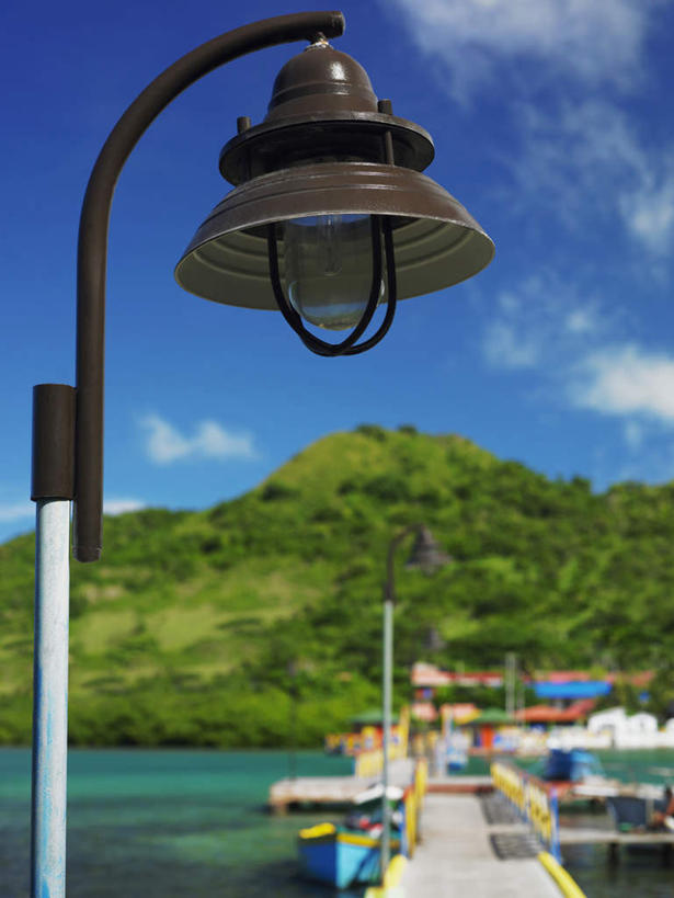 无人,码头,竖图,室外,白天,正面,旅游,度假,海浪,海洋,美景,山,山脉,港口,路灯,轮船,船,照明,停靠,阴影,朦胧,模糊,光线,影子,景观,浪花,山峰,云,云朵,灯光,山峦,云彩,娱乐,灯,蓝色,白云,蓝天,天空,阳光,自然,海水,交通工具,群山,天,享受,休闲,景色,南美,放松,晴朗,照亮,南美洲,西印度群岛,照明设备,拉丁美洲,停泊,自然风光,载具,美洲,海景,游艇码头,亚美利加洲,南亚美利加洲,新普罗维登斯岛,新普洛维顿斯岛,大海,风浪,海,海水的波动,近岸浪,涌浪,晴空,彩图,摆渡口,埠头,渡口,渡头,港湾,海港,口岸,巴哈马群岛