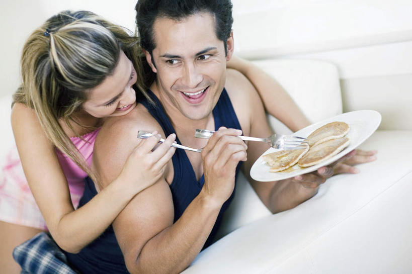 点心,西方人,两个人,笑,微笑,露齿笑,横图,室内,白天,正面,爱情,床,靠垫,卧室,餐具,欧洲,欧洲人,握,阴影,睡衣,反射,叉子,碟子,盘,影子,墙,双人床,食品,床单,靠枕,浪漫,注视,文化,被子,小吃,墙壁,墙面,食物,糕点,白色,盘子,垫子,碟,枕头,甜食,观察,看,趴着,温暖,温馨,恩爱,握着,恋人,观看,和睦,察看,被单,关注,薄饼,餐叉,寝衣,法国薄饼,男人,男性,年轻男性,年轻女性,女人,女性,白种人,情侣,进餐用具,趴,半身,彩图,睡房,卧房,伴侣,融洽