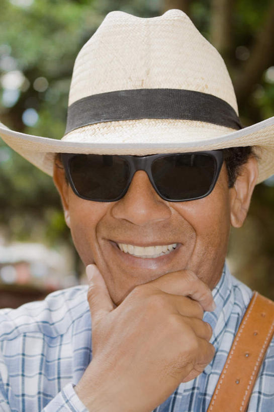 西方人,脸,头,脸颊,一个人,笑,微笑,露齿笑,竖图,室外,特写,白天,正面,衬衫,植物,帽子,欧洲,欧洲人,仅一个男性,仅一个人,仅一个中年男性,一副,阴影,朦胧,模糊,光线,墨镜,眼镜,影子,注视,肩膀,树,树木,绿色,阳光,自然,太阳镜,太阳眼镜,遮阳帽,观察,看,遮阳镜,生长,成长,观看,察看,关注,一顶,男人,男性,中年男性,白种人,头部,脸部,脸蛋,面部,半身,彩图,衬衣