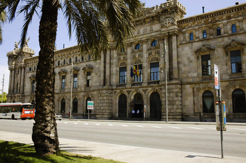 无人,家,横图,室外,白天,仰视,度假,美景,窗户,城市风光,城市,道路,路,公路,公共汽车,西班牙,欧洲,巴塞罗那,一辆,一排,许多,阴影,整齐,光线,影子,房屋,屋子,景观,分界线,巴士,停车线,公交车,交通,娱乐,楼房,玻璃窗,住宅,车,排列,蓝色,蓝天,天空,阳光,交通工具,天,享受,休闲,景色,放松,晴朗,车行道,车行道分界线,队列,南欧,载具,标线,车行线,万里无云,首府,加泰罗尼亚,西班牙王国,晴空,晴空万里,马路,彩图,低角度拍摄,房子