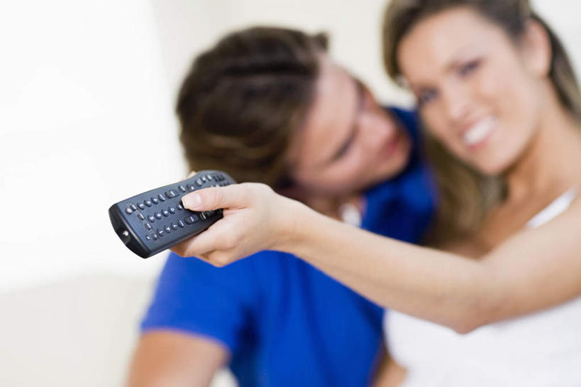 西方人,两个人,坐,笑,吻,微笑,露齿笑,横图,室内,白天,正面,爱情,欧洲,欧洲人,握,阴影,服装,朦胧,模糊,反射,影子,墙,浪漫,注视,休闲装,墙壁,墙面,一个,衣服,白色,遥控器,观察,看,休闲,温暖,温馨,休闲服,恩爱,握着,恋人,服饰,单个,观看,和睦,察看,关注,男人,男性,年轻男性,年轻女性,女人,女性,白种人,情侣,亲,亲吻,坐着,半身,彩图,伴侣,融洽