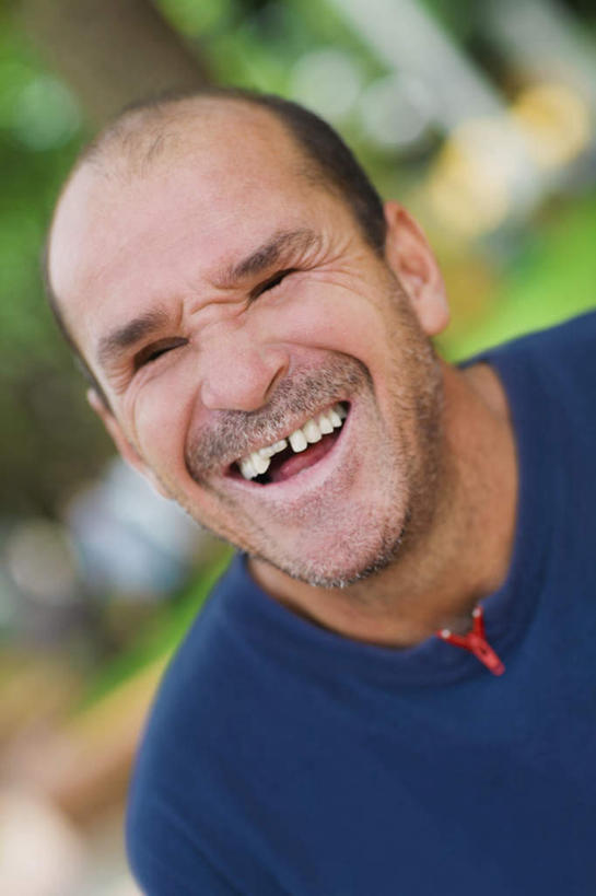 西方人,脸,头,脸颊,一个人,笑,微笑,露齿笑,竖图,室外,特写,白天,正面,草地,草坪,植物,欧洲,欧洲人,仅一个男性,仅一个人,仅一个中年男性,阴影,服装,朦胧,模糊,光线,影子,注视,休闲装,肩膀,草,树,树木,衣服,蓝色,绿色,阳光,自然,观察,看,休闲,休闲服,服饰,生长,成长,观看,察看,关注,男人,男性,中年男性,白种人,头部,脸部,脸蛋,面部,半身,彩图