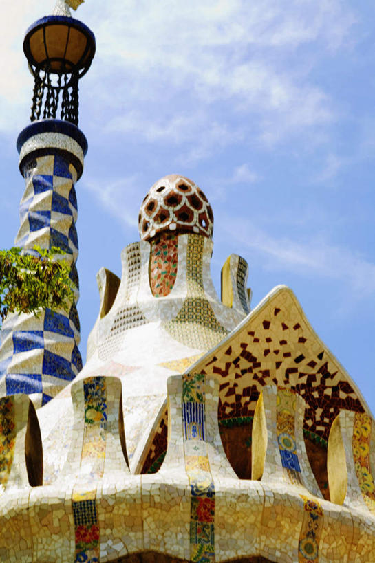 无人,家,竖图,室外,白天,仰视,度假,美景,植物,城市风光,城市,西班牙,欧洲,巴塞罗那,阴影,光线,影子,房屋,屋顶,屋子,景观,云,云朵,云彩,顶棚,娱乐,楼房,住宅,树,树木,蓝色,绿色,白云,蓝天,天空,阳光,自然,天,享受,休闲,景色,放松,生长,晴朗,成长,南欧,首府,加泰罗尼亚,西班牙王国,晴空,彩图,低角度拍摄,房子