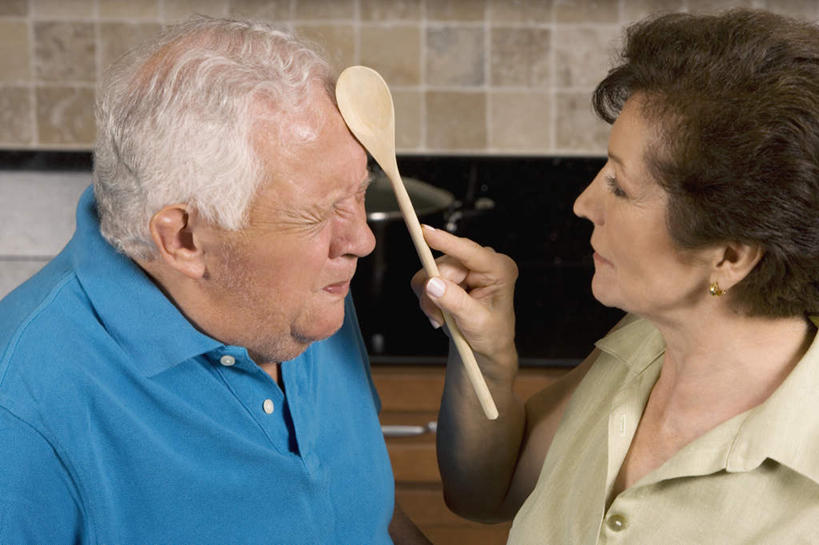 西方人,老年人,脸,头,脸颊,两个人,家庭,夫妻,站,闭眼,笑,微笑,横图,室内,特写,白天,侧面,爱情,厨房,欧洲,欧洲人,握,阴影,服装,反射,木制,影子,勺子,墙,浪漫,注视,休闲装,肩膀,墙壁,墙面,衣服,木制品,调羹,汤匙,观察,看,站着,休闲,温暖,温馨,一家人,休闲服,恩爱,握着,恋人,服饰,观看,翘,和睦,察看,关注,老年男性,老年女性,男人,男性,女人,女性,白种人,头部,脸部,脸蛋,面部,夫妇,情侣,闭眼睛,闭着眼,闭着眼睛,站立,半身,彩图,灶间,伴侣,融洽