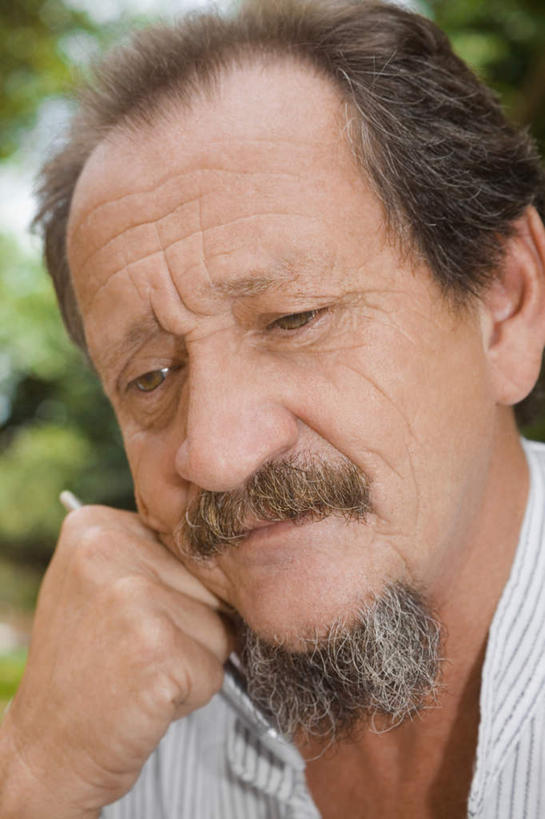 西方人,脸,头,脸颊,手,胡须,头发,一个人,竖图,室外,特写,白天,正面,植物,欧洲,欧洲人,仅一个男性,仅一个人,仅一个中年男性,撑,阴影,服装,朦胧,模糊,光线,影子,棕色,托腮,注视,休闲装,肩膀,树,树木,衣服,绿色,阳光,自然,观察,看,托,休闲,手部,休闲服,服饰,生长,成长,观看,单手,察看,关注,托下巴,男人,男性,中年男性,白种人,山羊胡,头部,胡子,直发,脸部,脸蛋,面部,半身,彩图,短发