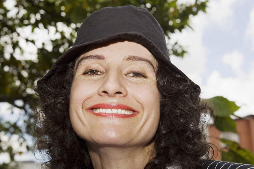 西方人,脸,头,脸颊,头发,一个人,笑,微笑,露齿笑,横图,室外,特写,白天,仰视,植物,帽子,欧洲,欧洲人,仅一个女性,仅一个人,阴影,朦胧,模糊,光线,影子,云,云朵,棕色,云彩,注视,肩膀,树,树木,蓝色,绿色,白云,蓝天,天空,阳光,自然,遮阳帽,天,观察,看,仅一个中年女性,生长,晴朗,成长,观看,察看,关注,一顶,女人,女性,中年女性,白种人,头部,长发,卷发,脸部,脸蛋,面部,晴空,半身,彩图,低角度拍摄