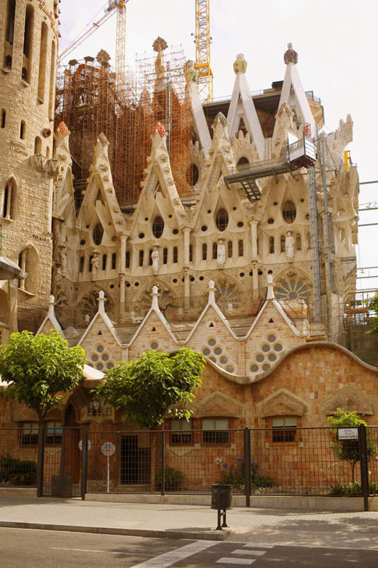 无人,教堂,竖图,室外,白天,仰视,旅游,度假,技术,名胜古迹,植物,标志建筑,道路,地标,建筑,路,路灯,公路,照明,西班牙,欧洲,巴塞罗那,阴影,节日,遗迹,光线,影子,灯光,交通,古迹,文化,文物,娱乐,设备,建设,古建筑,圣家族大教堂,吊车,灯,树,树木,施工,蓝色,绿色,蓝天,天空,阳光,自然,交通工具,天,祈祷,享受,休闲,健康,机械,起重机,旅游胜地,放松,许愿,宗教,信仰,生长,晴朗,成长,纪念,祈求,照亮,工程,照明设备,南欧,载具,信念,古文明,万里无云,圣家堂,西班牙王国,巴塞罗那市,神圣家族教堂,圣家赎罪堂,工作车,施工车,汽车吊,平安,晴空,晴空万里,马路,彩图,低角度拍摄,大教堂,礼拜堂