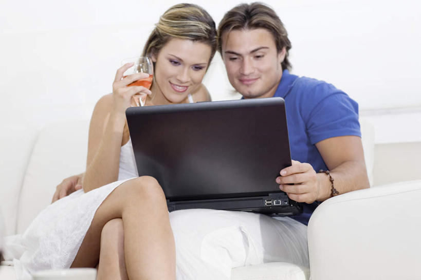 红酒,葡萄酒,西方人,两个人,客厅,坐,笑,微笑,露齿笑,横图,室内,白天,正面,裙子,爱情,电脑,笔记本电脑,沙发,杯子,欧洲,欧洲人,握,阴影,连衣裙,服装,反射,网络,高脚杯,影子,墙,红酒杯,酒类,一杯,浪漫,二郎腿,注视,休闲装,通讯设备,墙壁,墙面,玻璃制品,酒,饮料,衣服,白色,酒杯,观察,看,休闲,温暖,温馨,休闲服,红葡萄酒,恩爱,握着,恋人,服饰,观看,一台,和睦,察看,无线,起居室,葡萄酒杯,关注,通信设备,无线网络,布艺沙发,无线上网,便携式电脑,客堂,手提电脑,男人,男性,年轻男性,年轻女性,女人,女性,白种人,情侣,玻璃杯,坐着,半身,彩图,伴侣,融洽