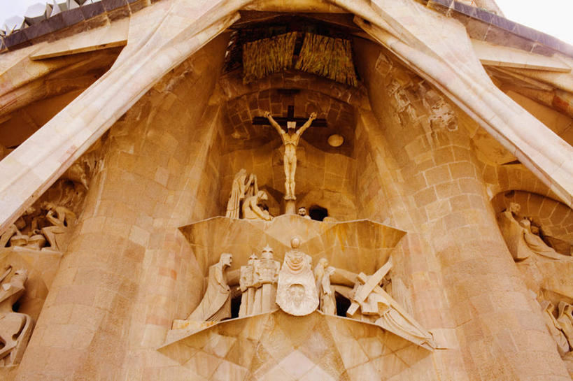 西方人,无人,教堂,站,跪,举,横图,室外,白天,仰视,旅游,度假,名胜古迹,标志建筑,地标,建筑,雕塑,西班牙,欧洲,巴塞罗那,欧洲人,握,阴影,节日,遗迹,艺术,装饰,光线,雕刻,雕像,影子,墙,许多人,古迹,文化,文物,娱乐,建设,古建筑,圣家族大教堂,墙壁,墙面,阳光,工艺品,祈祷,托,站着,一群人,享受,休闲,健康,旅游胜地,放松,握着,许愿,宗教,信仰,纪念,祈求,美术,南欧,主题,陈列,信念,古文明,圣家堂,西班牙王国,功能,美学,巴塞罗那市,神圣家族教堂,圣家赎罪堂,平安,男人,男性,中年男性,白种人,跪着,举起,举手,举着,向上举,向上伸,向上托,站立,彩图,低角度拍摄,全身,大教堂,礼拜堂