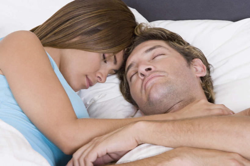 西方人,两个人,家庭,夫妻,躺,闭眼,横图,室内,白天,正面,爱情,床,靠垫,卧室,欧洲,欧洲人,阴影,睡衣,反射,影子,墙,双人床,床单,靠枕,浪漫,被子,裸露,墙壁,墙面,垫子,枕头,温暖,温馨,一家人,恩爱,恋人,和睦,被单,裸,寝衣,卧着,男人,男性,年轻女性,女人,女性,中年男性,白种人,夫妇,情侣,闭眼睛,闭着眼,闭着眼睛,躺着,卧,半身,彩图,睡房,卧房,伴侣,融洽