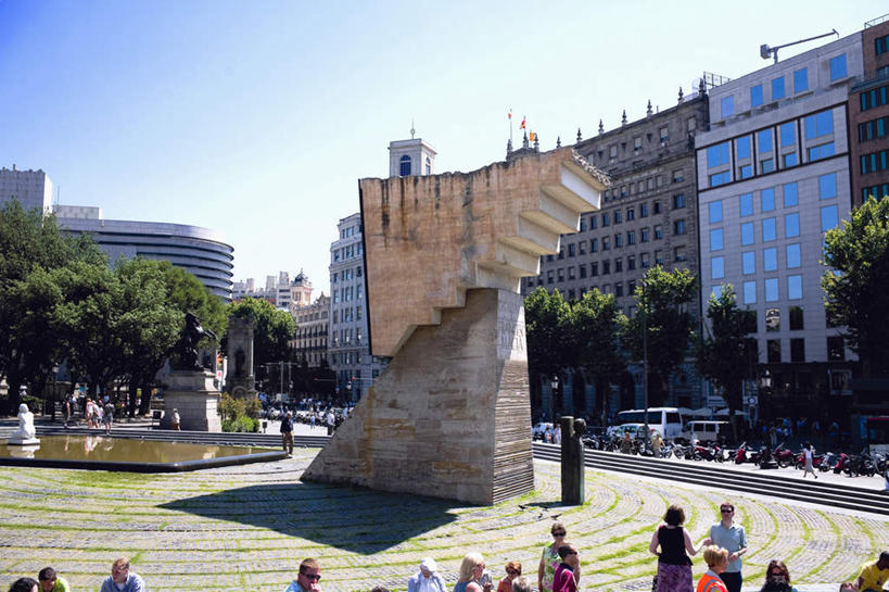 西方人,高楼大厦,站,走,横图,室外,白天,正面,度假,美景,植物,窗户,落地窗,城市风光,城市,大厦,道路,建筑,路,摩天大楼,公路,汽车,雕塑,西班牙,欧洲,巴塞罗那,欧洲人,行人,游客,游人,阴影,服装,艺术,装饰,光线,雕刻,雕像,影子,景观,交通,许多人,注视,休闲装,娱乐,路人,旅客,玻璃窗,车,树,树木,衣服,蓝色,绿色,蓝天,天空,阳光,自然,工艺品,交通工具,轿车,天,观察,看,站着,一群人,享受,休闲,休闲服,景色,放松,服饰,生长,晴朗,成长,观看,纪念,美术,察看,关注,南欧,载具,主题,陈列,万里无云,首府,加泰罗尼亚,西班牙王国,功能,美学,过客,男人,男性,女人,女性,中年男性,中年女性,白种人,晴空,晴空万里,马路,步行,散步,站立,走路,半身,彩图,大楼,高层建筑,高楼,摩天楼