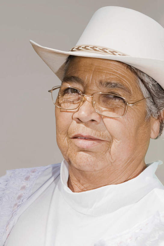 西方人,脸,头,脸颊,一个人,竖图,室内,特写,白天,白色背景,正面,帽子,欧洲,欧洲人,仅一个女性,仅一个人,一副,阴影,反射,眼镜,影子,注视,礼帽,肩膀,观察,看,摄影,仅一个老年女性,影棚,观看,老花镜,察看,关注,一顶,远视眼镜,老年女性,女人,女性,白种人,头部,脸部,脸蛋,面部,半身,彩图,影棚拍摄,拍摄