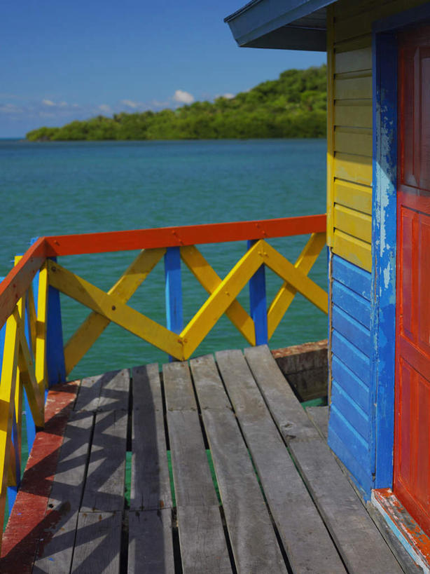 无人,栏杆,竖图,彩色,室外,白天,正面,旅游,度假,美景,地板,阴影,光线,影子,景观,云,云朵,围栏,地面,云彩,娱乐,护栏,木地板,蓝色,白云,蓝天,天空,阳光,自然,天,享受,休闲,景色,南美,放松,晴朗,南美洲,西印度群岛,拉丁美洲,自然风光,美洲,亚美利加洲,南亚美利加洲,新普罗维登斯岛,新普洛维顿斯岛,晴空,彩图,巴哈马群岛