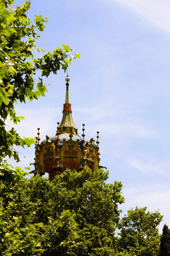 无人,高楼大厦,竖图,室外,白天,仰视,度假,美景,植物,城市风光,城市,大厦,建筑,摩天大楼,西班牙,欧洲,巴塞罗那,阴影,光线,影子,屋顶,景观,云,云朵,塔,云彩,顶棚,娱乐,树,树木,蓝色,绿色,白云,蓝天,天空,阳光,自然,天,享受,休闲,景色,放松,生长,晴朗,成长,南欧,首府,加泰罗尼亚,西班牙王国,晴空,彩图,低角度拍摄,大楼,高层建筑,高楼,摩天楼