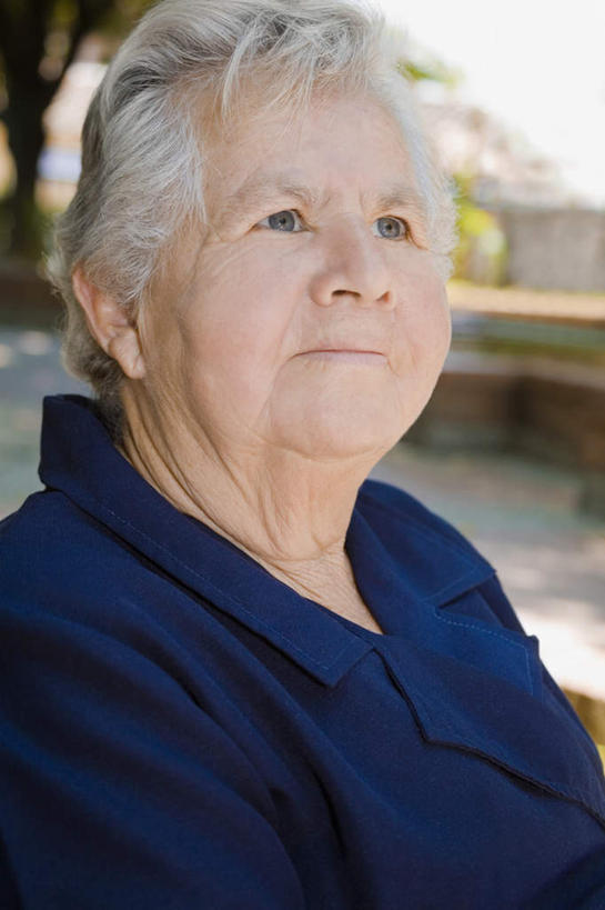 西方人,脸,头,脸颊,头发,一个人,竖图,室外,特写,白天,侧面,植物,欧洲,欧洲人,仅一个女性,仅一个人,阴影,服装,朦胧,模糊,光线,影子,注视,休闲装,肩膀,树,树木,衣服,蓝色,绿色,白色,阳光,自然,观察,看,休闲,休闲服,服饰,仅一个老年女性,生长,成长,观看,察看,关注,老年女性,女人,女性,白种人,头部,直发,脸部,脸蛋,面部,抬头,仰头,半身,彩图,短发