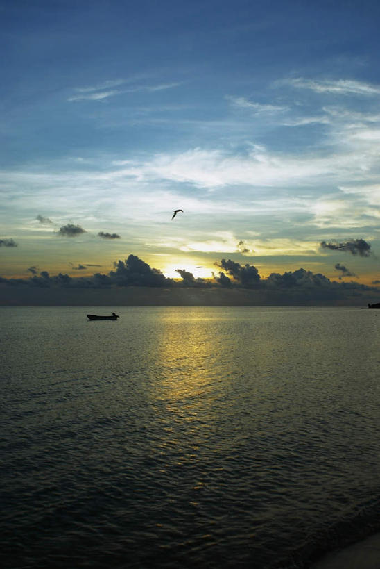 无人,家,竖图,室外,白天,正面,度假,海浪,海洋,美景,日落,城市风光,城市,轮船,船,阴影,光线,影子,房屋,屋子,景观,浪花,晚霞,霞光,云,云朵,落日,云彩,娱乐,楼房,住宅,蓝色,白云,蓝天,天空,阳光,海水,黄昏,交通工具,天,享受,休闲,景色,彩霞,南美,放松,晴朗,南美洲,西印度群岛,拉丁美洲,载具,美洲,海景,亚美利加洲,南亚美利加洲,夕照,新普罗维登斯岛,新普洛维顿斯岛,大海,风浪,海,海水的波动,近岸浪,涌浪,晴空,夕阳,彩图,房子,巴哈马群岛,斜阳