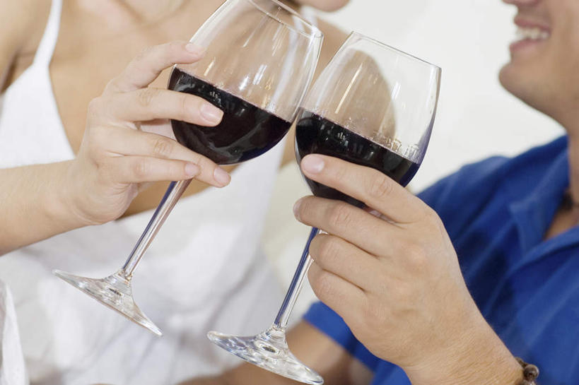 红酒,葡萄酒,西方人,脸,头,脸颊,手,两个人,坐,笑,微笑,露齿笑,横图,室内,特写,白天,白色背景,正面,爱情,杯子,欧洲,欧洲人,双手,握,阴影,服装,朦胧,模糊,庆祝,反射,高脚杯,影子,红酒杯,酒类,两杯,浪漫,休闲装,肩膀,相视,玻璃制品,酒,饮料,两个,衣服,酒杯,干杯,碰杯,休闲,温暖,温馨,面对面,手部,休闲服,红葡萄酒,恩爱,交际,友好,握着,恋人,摄影,服饰,影棚,对视,庆贺,和睦,互视,葡萄酒杯,礼仪,相对,敬酒,相看,劝酒,男人,男性,年轻男性,年轻女性,女人,女性,白种人,头部,脸部,脸蛋,面部,情侣,玻璃杯,坐着,半身,彩图,影棚拍摄,拍摄,伴侣,融洽