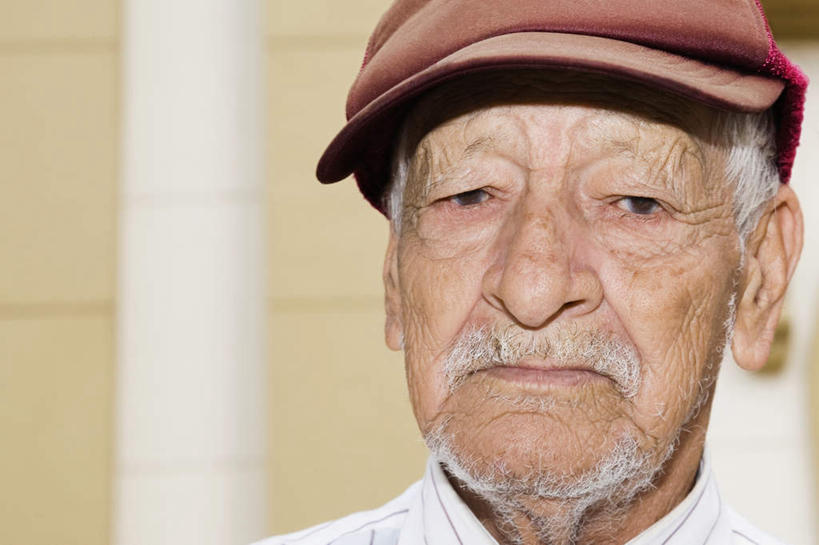 西方人,脸,头,脸颊,胡须,一个人,站,横图,室外,特写,白天,正面,帽子,欧洲,欧洲人,仅一个男性,仅一个人,阴影,朦胧,模糊,光线,影子,墙,注视,肩膀,墙壁,墙面,红色,阳光,观察,看,站着,仅一个老年男性,观看,察看,关注,贝雷帽,一顶,老年男性,男人,男性,白种人,头部,胡子,络腮胡,脸部,脸蛋,面部,站立,半身,彩图