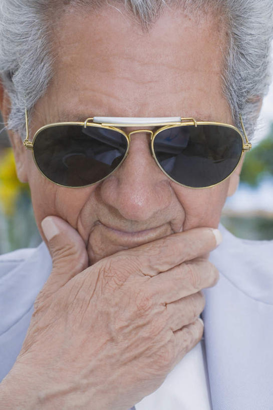 西方人,脸,头,脸颊,手,一个人,竖图,室外,特写,白天,正面,欧洲,欧洲人,仅一个男性,仅一个人,一副,撑,阴影,服装,朦胧,模糊,光线,墨镜,眼镜,影子,托腮,休闲装,肩膀,衣服,阳光,太阳镜,太阳眼镜,托,仅一个老年男性,休闲,手部,休闲服,遮阳镜,服饰,单手,托下巴,老年男性,男人,男性,白种人,头部,脸部,脸蛋,面部,半身,彩图