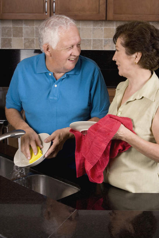 西方人,老年人,两个人,家庭,夫妻,站,笑,微笑,露齿笑,竖图,室内,白天,正面,爱情,厨房,柜子,桌子,餐具,纺织品,欧洲,欧洲人,擦,抚摸,握,阴影,服装,反射,布,碟子,盘,水龙头,影子,墙,织物,储物柜,浪漫,休闲装,抹布,开关,相视,墙壁,墙面,衣服,盘子,碟,打开,站着,休闲,温暖,温馨,一家人,面对面,休闲服,恩爱,擦拭,握着,恋人,服饰,对视,阀门,和睦,互视,开启,储存,相对,相看,水咀,储备,蕴藏,贮备,揩擦,拭,老年男性,老年女性,男人,男性,女人,女性,白种人,夫妇,情侣,站立,半身,彩图,灶间,伴侣,融洽,贮存,轻抚