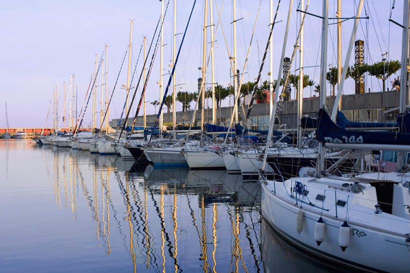 帆船,无人,码头,横图,室外,白天,正面,度假,美景,城市风光,城市,港口,船,西班牙,欧洲,巴塞罗那,一排,许多,停靠,阴影,整齐,光线,影子,景观,云,云朵,云彩,娱乐,排列,蓝色,白云,蓝天,天空,阳光,交通工具,天,享受,休闲,景色,放松,晴朗,队列,南欧,停泊,载具,游艇码头,万里无云,首府,加泰罗尼亚,西班牙王国,晴空,晴空万里,彩图,摆渡口,埠头,渡口,渡头,港湾,海港,口岸