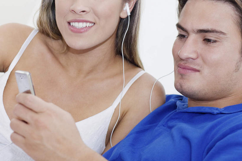 西方人,脸,头,脸颊,手,两个人,坐,笑,微笑,露齿笑,横图,室内,特写,白天,白色背景,正面,衬衫,爱情,陶醉,快乐,满意,幸福,吊带,欧洲,欧洲人,握,阴影,服装,反射,影子,音响,浪漫,音乐,音乐播放器,注视,吊带衫,娱乐,肩膀,衣服,蓝色,耳机,随身听,观察,看,享受,休闲,温暖,温馨,手部,恩爱,放松,握着,恋人,摄影,服饰,影棚,观看,单手,和睦,察看,舒适,享乐,衣着,穿着,关注,MP3播放器,衣饰,男人,男性,年轻男性,年轻女性,女人,女性,白种人,头部,脸部,脸蛋,面部,情侣,坐着,半身,彩图,影棚拍摄,衬衣,拍摄,伴侣,融洽,播放器,沉醉