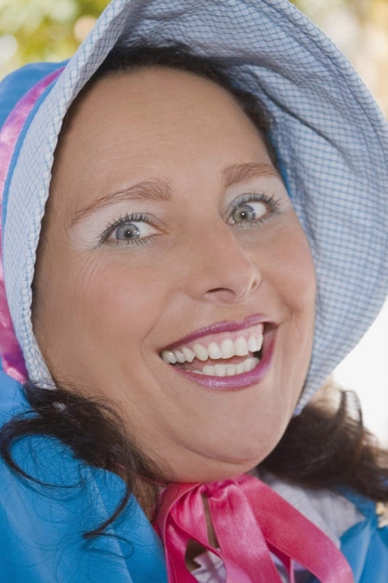 西方人,脸,头,脸颊,一个人,笑,微笑,露齿笑,竖图,室外,特写,白天,正面,植物,帽子,欧洲,欧洲人,仅一个年轻女性,仅一个女性,仅一个人,阴影,朦胧,模糊,光线,影子,注视,肩膀,树,树木,绿色,阳光,自然,遮阳帽,观察,看,生长,成长,观看,察看,关注,一顶,年轻女性,女人,女性,白种人,头部,脸部,脸蛋,面部,半身,彩图