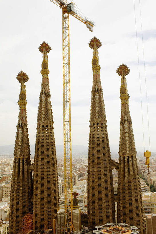 无人,教堂,竖图,室外,白天,仰视,旅游,度假,技术,名胜古迹,标志建筑,地标,建筑,西班牙,欧洲,巴塞罗那,阴影,节日,遗迹,光线,影子,云,云朵,云彩,古迹,文化,文物,娱乐,设备,建设,古建筑,圣家族大教堂,吊车,施工,蓝色,白云,蓝天,天空,阳光,交通工具,天,祈祷,享受,休闲,健康,机械,起重机,旅游胜地,放松,许愿,宗教,信仰,晴朗,纪念,祈求,工程,南欧,载具,信念,古文明,圣家堂,西班牙王国,巴塞罗那市,神圣家族教堂,圣家赎罪堂,工作车,施工车,汽车吊,平安,晴空,彩图,低角度拍摄,大教堂,礼拜堂