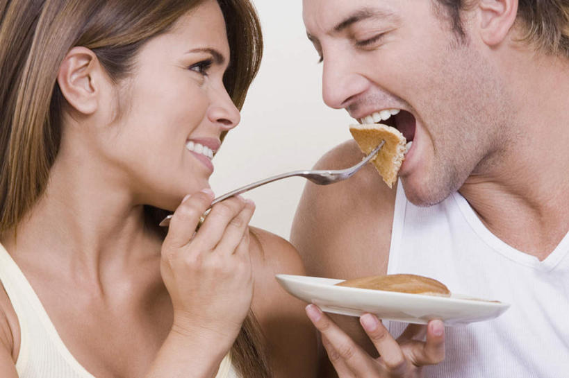 点心,西方人,脸,头,脸颊,两个人,家庭,夫妻,坐,笑,吃,微笑,露齿笑,横图,室内,特写,白天,白色背景,正面,爱情,餐具,欧洲,欧洲人,一把,服装,叉子,碟子,盘,食品,浪漫,注视,休闲装,文化,小吃,肩膀,食物,糕点,衣服,白色,盘子,碟,甜食,观察,看,休闲,温暖,温馨,一家人,休闲服,恩爱,喂,恋人,摄影,服饰,影棚,观看,和睦,察看,关注,薄饼,餐叉,法国薄饼,男人,男性,年轻女性,女人,女性,中年男性,白种人,年轻人,头部,脸部,脸蛋,面部,夫妇,情侣,进餐用具,嚼,食,坐着,半身,彩图,影棚拍摄,拍摄,伴侣,融洽