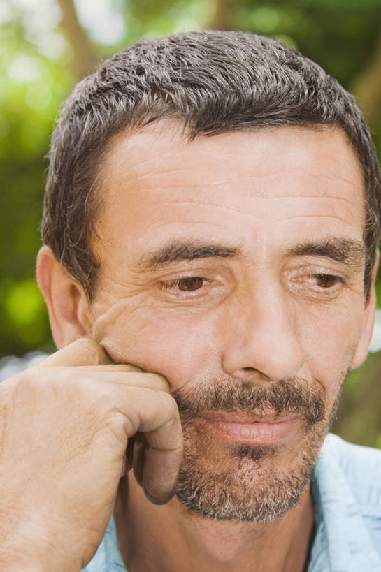 西方人,脸,头,脸颊,手,胡须,头发,一个人,竖图,室外,特写,白天,正面,植物,欧洲,欧洲人,仅一个男性,仅一个人,仅一个中年男性,撑,阴影,服装,朦胧,模糊,光线,影子,棕色,托腮,注视,休闲装,肩膀,树,树木,衣服,绿色,阳光,自然,观察,看,托,休闲,手部,休闲服,服饰,生长,成长,观看,单手,察看,关注,托下巴,男人,男性,中年男性,白种人,头部,胡子,络腮胡,直发,脸部,脸蛋,面部,半身,彩图,短发